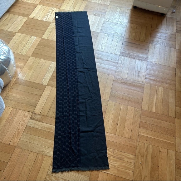 GUCCI Navy Blue Grey GG Print Scarf NWOT - Picture 8 of 9